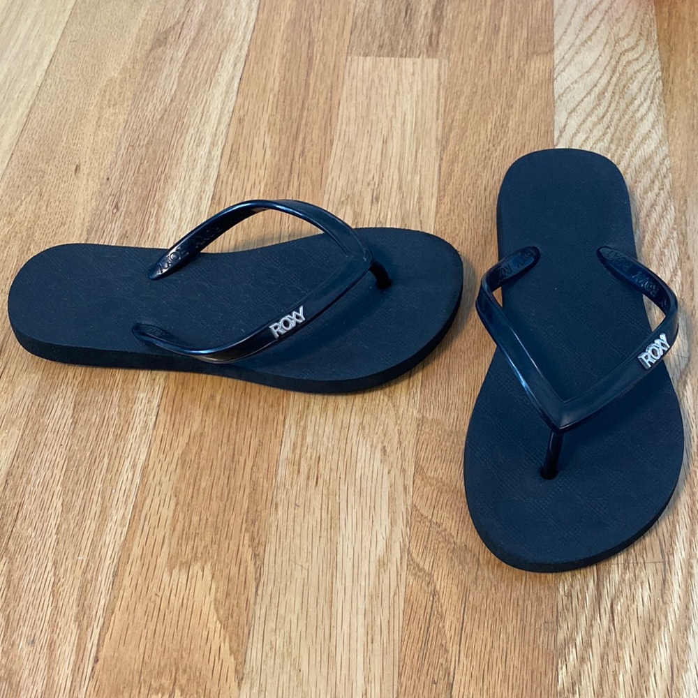 Girls Roxy black flip flops! Great condition! Size 1/2
